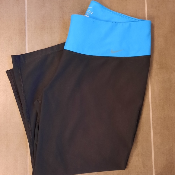 Women's Nike Dri-Fit Capri Leggings Black Medium - Picture 1 of 5